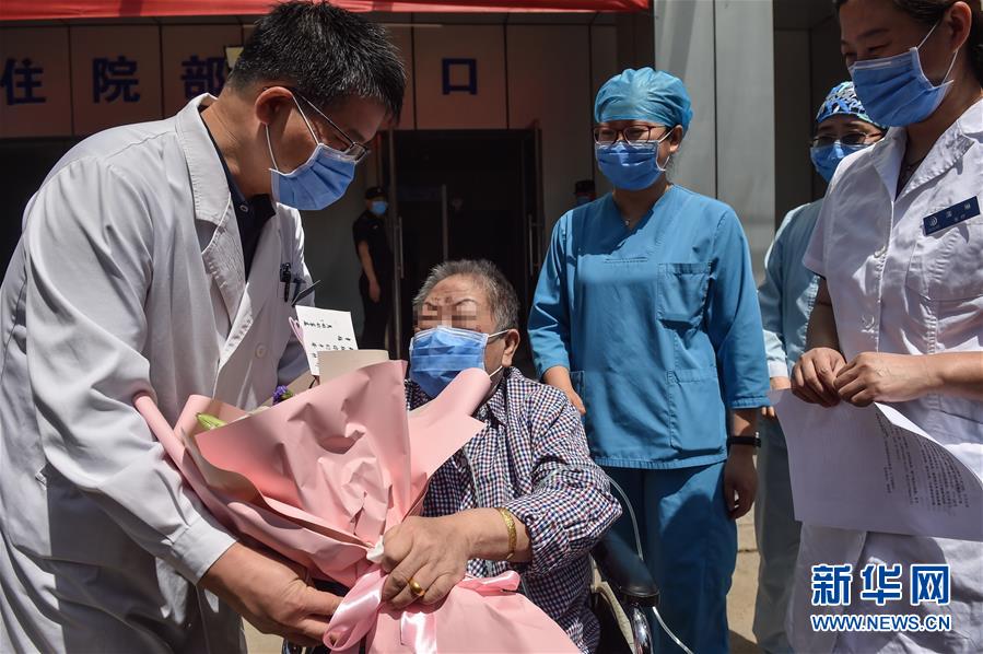 （新華全媒頭條·圖文互動(dòng)）（1）“始終把人民群眾生命安全和身體健康放在第一位”——中國抗疫彰顯“生命至上、人民至上”理念
