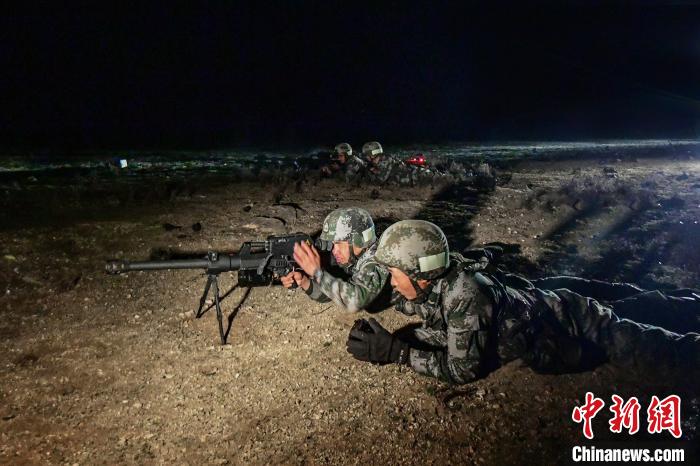 夜間狙擊手摧毀敵探照燈?！∑呀?攝