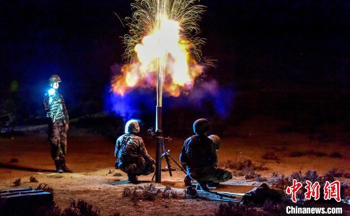 演練中偵察兵在夜間利用迫擊炮摧毀敵輕型裝甲。　郭東東 攝
