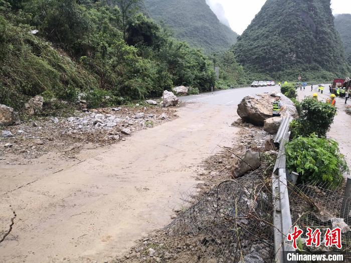 廣西河池山體滑坡20噸重落石砸中兩輛大貨車(chē)