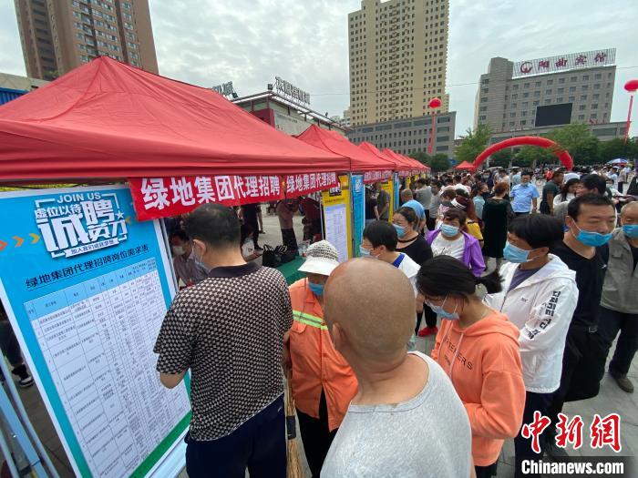 一些知名企業(yè)展臺前，投遞簡歷、咨詢就業(yè)的人絡繹不絕?！∏愊?攝
