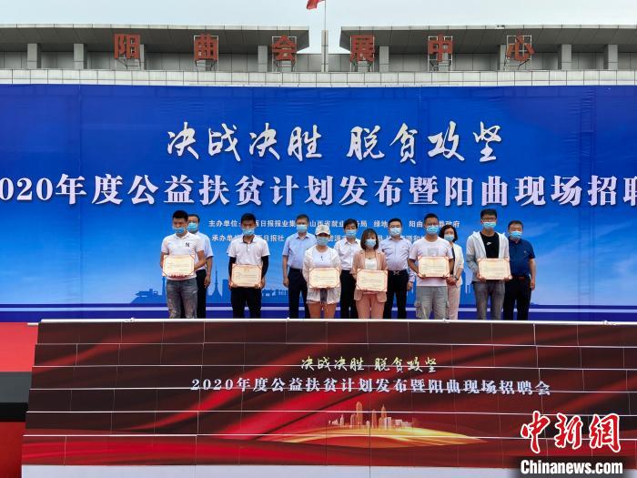 在現(xiàn)場，綠地集團與困難就業(yè)群體就業(yè)代表簽署勞務合同，并為首批6名就業(yè)代表頒發(fā)上崗證書?！∏愊?攝