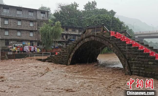 圖為不斷上漲的河水?！≈貞c萬州區(qū)委宣傳部供圖 攝
