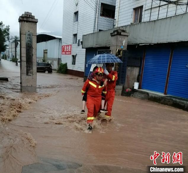 圖為消防救援人員營救被困民眾。　重慶萬州區(qū)委宣傳部供圖 攝