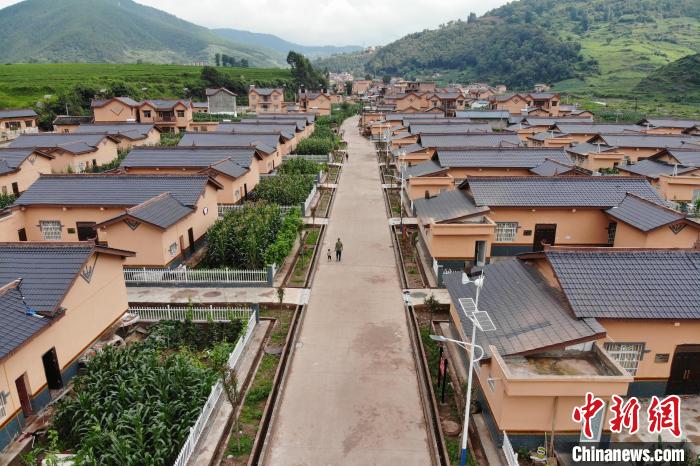 平坦的水泥路從村民居住區(qū)穿過。　張浪 攝