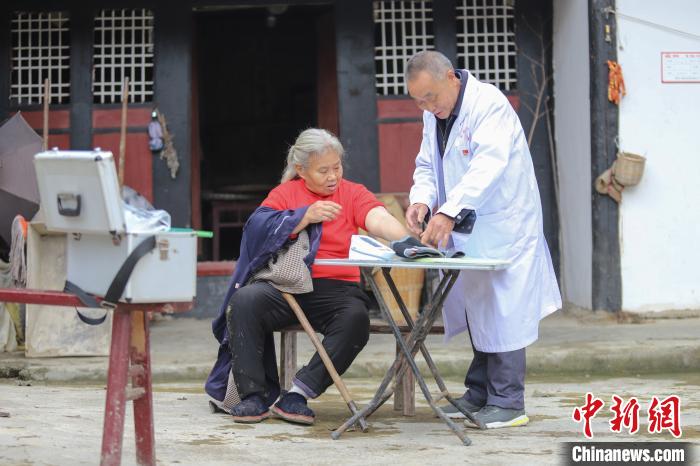 資料圖，貴州村醫(yī)給村民看病?！■暮陚?攝