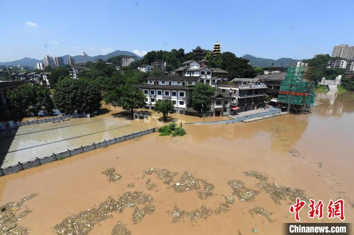 圖為7月27日，嘉陵江重慶段水位持續(xù)上漲，千年古鎮(zhèn)磁器口低洼段已被洪水淹沒?！￡惓?攝