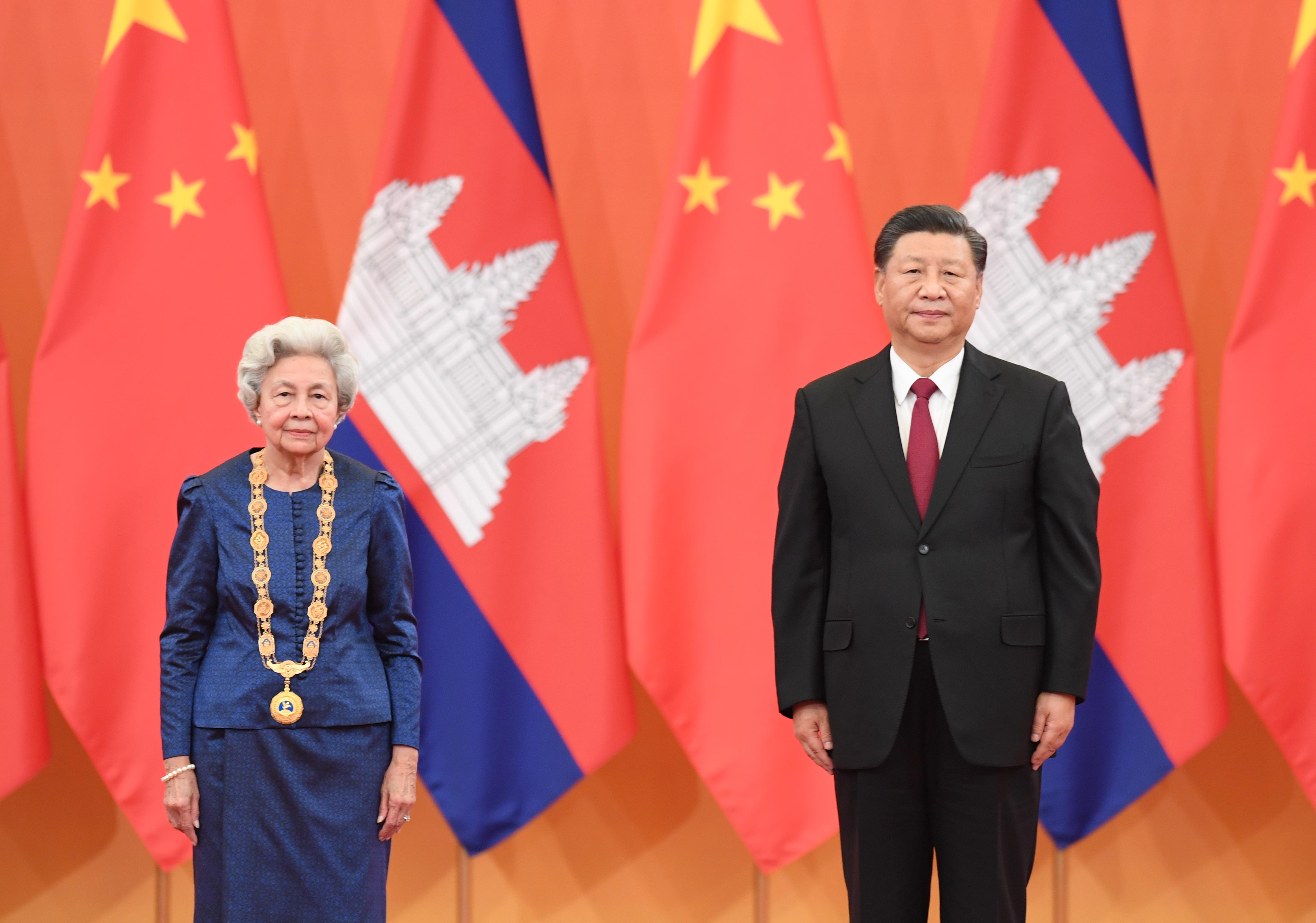 11月6日，國家主席習(xí)近平在北京人民大會堂為柬埔寨太后莫尼列舉行中華人民共和國“友誼勛章”頒授儀式。