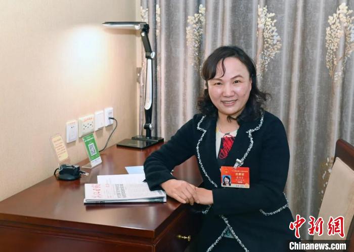 全國(guó)人大代表，浙江省臺(tái)州市椒江區(qū)大陳實(shí)驗(yàn)學(xué)校校長(zhǎng)、黨支部書(shū)記翁麗芬 蔡榮章 攝