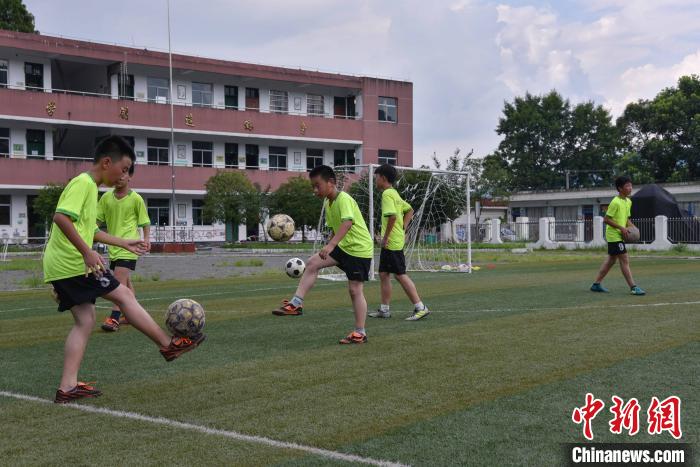 人大代表呼吁篩查防控青少年頸椎、脊柱等健康問(wèn)題