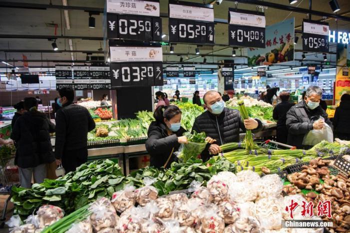 資料圖：民眾在超市采購(gòu)商品。<a target='_blank'  data-cke-saved- >中新社</a>記者 侯宇 攝
