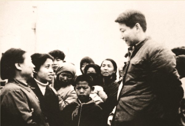 1983年，時(shí)任中共正定縣委書記的習(xí)近平同群眾交談。