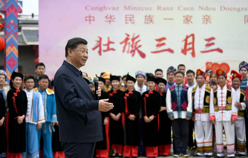 2021年4月27日，習(xí)近平總書記在南寧市廣西民族博物館外，同參加三月三“歌圩節(jié)”民族文化活動(dòng)的各族群眾親切交流。