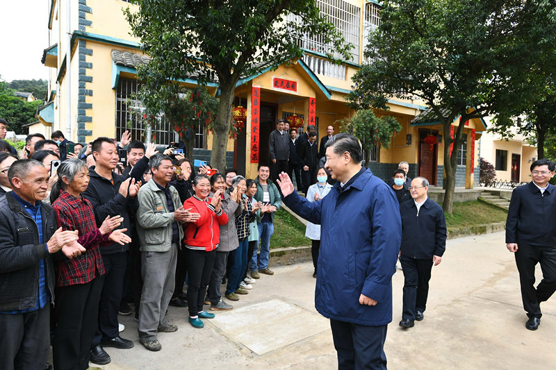 2021年4月25日，習(xí)近平總書記在桂林市全州縣才灣鎮(zhèn)毛竹山村考察時(shí)，同鄉(xiāng)親們親切交流。