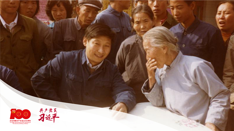 1983年，時任河北正定縣委書記習(xí)近平在大街上聽取來訪群眾的意見。