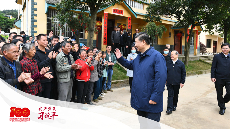2021年4月25日，習近平總書記在桂林市全州縣才灣鎮(zhèn)毛竹山村考察時，同鄉(xiāng)親們親切交流。