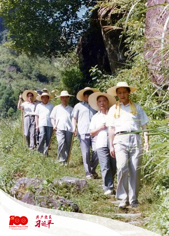 1989年7月19日，時任寧德地委書記的習近平一行前往壽寧縣下黨鄉(xiāng)調(diào)研。
