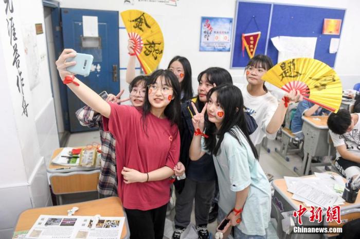 資料圖：6月6日，2021年高考前夕，湖南長沙同升湖實(shí)驗(yàn)學(xué)校高三年級(jí)，考生們?cè)诮淌覂?nèi)合影。 楊華峰 攝