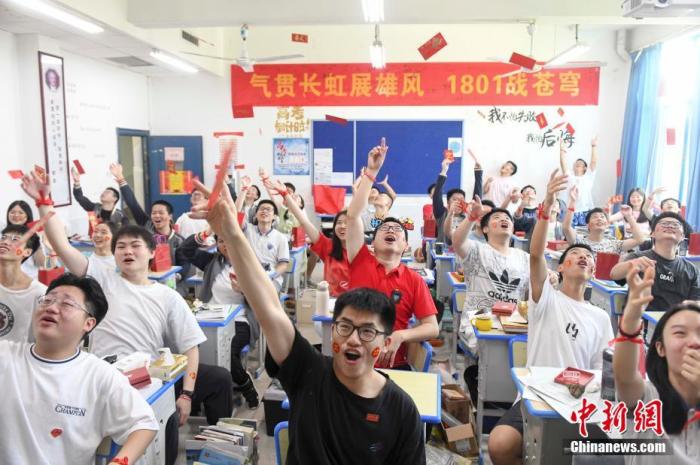 資料圖：6月6日，湖南長沙同升湖實(shí)驗(yàn)學(xué)校教師與考生拋起紅包迎接高考。 楊華峰 攝