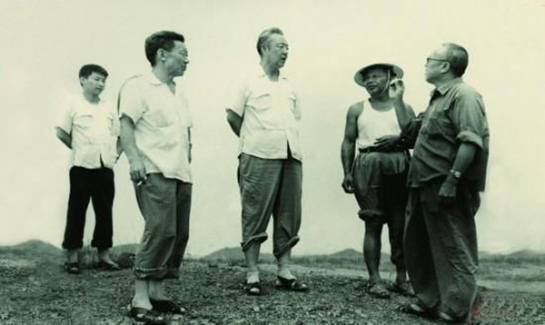 1978年8月，習(xí)仲勛（左三）在廣東惠陽(yáng)農(nóng)村調(diào)研。習(xí)近平（左一）利用暑期時(shí)間參加社會(huì)實(shí)踐，隨同父親一起下鄉(xiāng)。