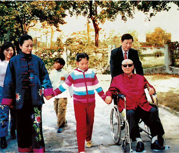 這是習(xí)近平一家三口和習(xí)仲勛在一起。