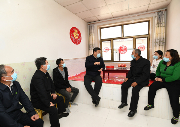 2020年5月11日，習(xí)近平在山西省大同市云州區(qū)西坪鎮(zhèn)坊城新村，同搬遷戶白高山一家人坐在炕沿兒上拉家常。