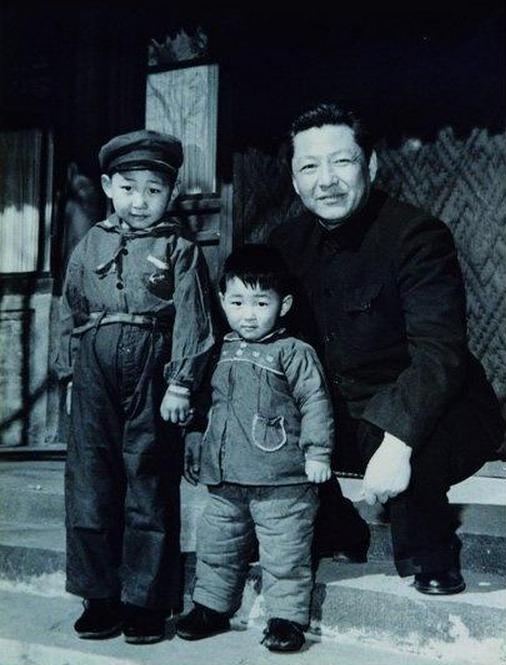 1958年，習(xí)仲勛與兒子習(xí)近平、習(xí)遠(yuǎn)平在一起。