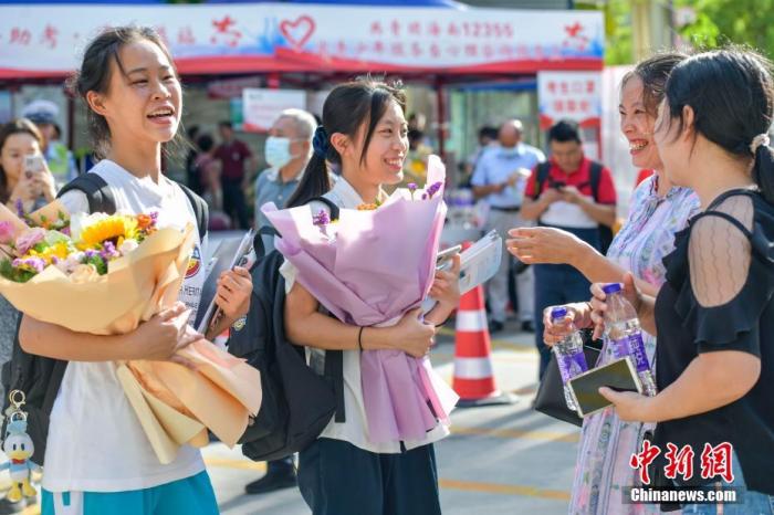 資料圖：6月10日，海南省?？谑泻Ｄ现袑W(xué)考點(diǎn)外，家長為剛剛走出考場的考生送上鮮花。當(dāng)日，海南省2021年高考結(jié)束 。 <a target='_blank'  data-cke-saved- ><p  align=