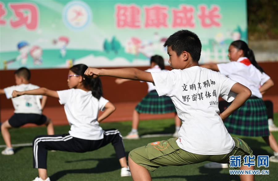 （習(xí)近平的小康故事·圖文互動）（3）“文明其精神，野蠻其體魄”——習(xí)近平同少年兒童的故事