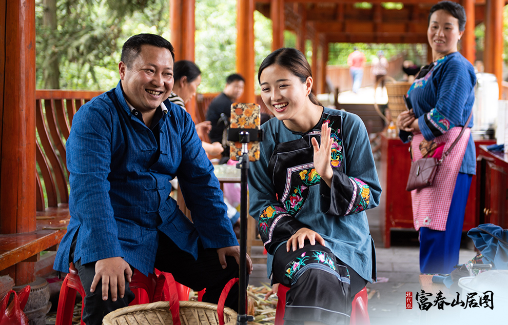 在湘西十八洞村，十八洞村扶貧隊(duì)長(zhǎng)與返鄉(xiāng)大學(xué)生一起直播推銷土特產(chǎn)。