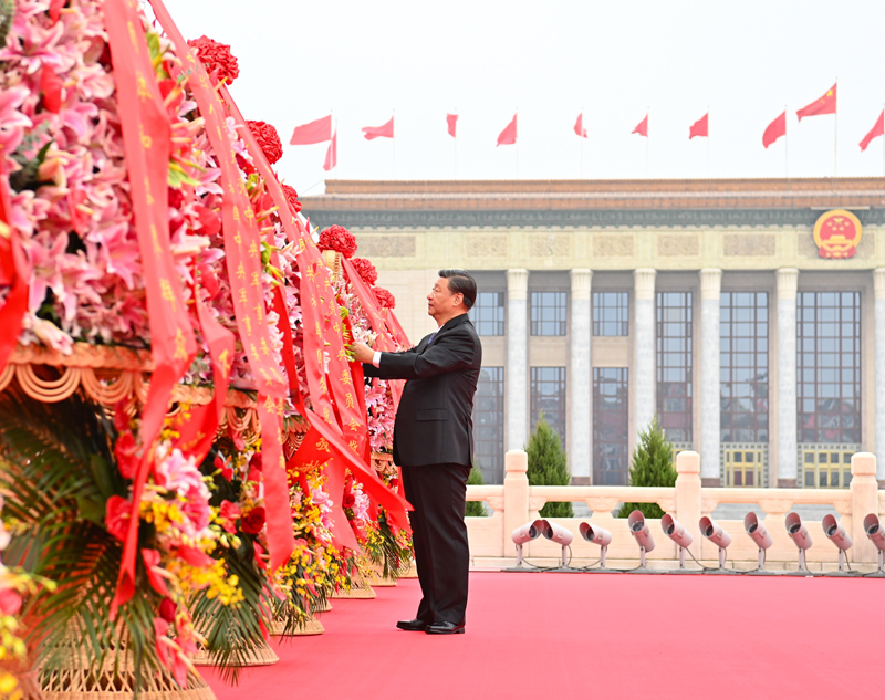 2021年9月30日，習(xí)近平出席烈士紀(jì)念日向人民英雄敬獻(xiàn)花籃儀式。