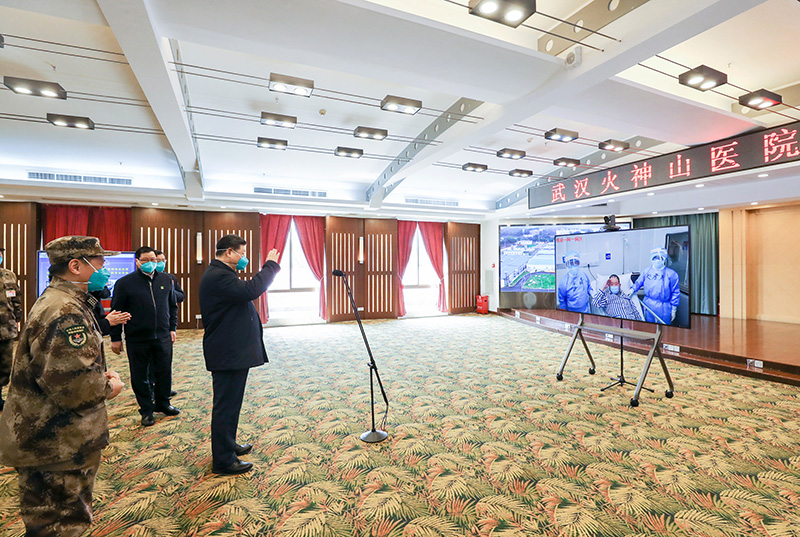 2020年3月10日，習(xí)近平專門赴湖北省武漢市考察新冠肺炎疫情防控工作。這是習(xí)近平在火神山醫(yī)院指揮中心視頻連線感染科病房，與病房內(nèi)患者和醫(yī)務(wù)人員親切交流。