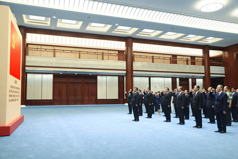 2021年6月18日，在中國共產(chǎn)黨歷史展覽館參觀“‘不忘初心、牢記使命’中國共產(chǎn)黨歷史展覽”結(jié)束后，習(xí)近平帶領(lǐng)黨員領(lǐng)導(dǎo)同志一起重溫入黨誓詞。