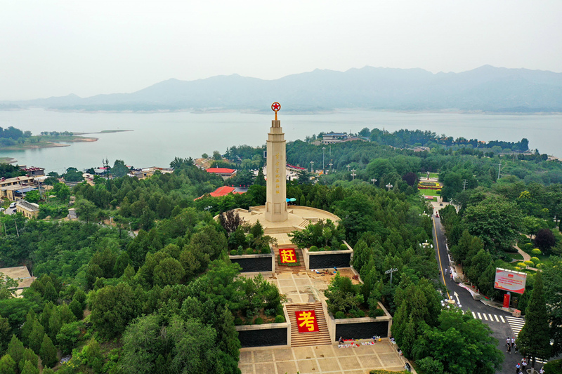 這是2021年6月13日拍攝的河北省平山縣西柏坡紀(jì)念塔。
