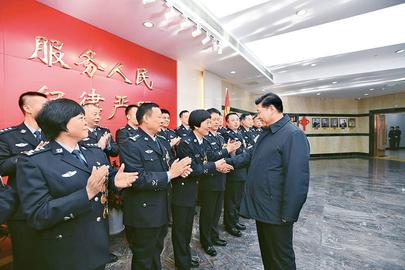 2019年2月1日，習(xí)近平總書記在北京看望慰問基層干部群眾，考察北京冬奧會、冬殘奧會籌辦工作。這是1日上午，習(xí)近平在北京市公安局，同公安英模和干警代表一一握手，向全國廣大公安干警致以新春祝福。