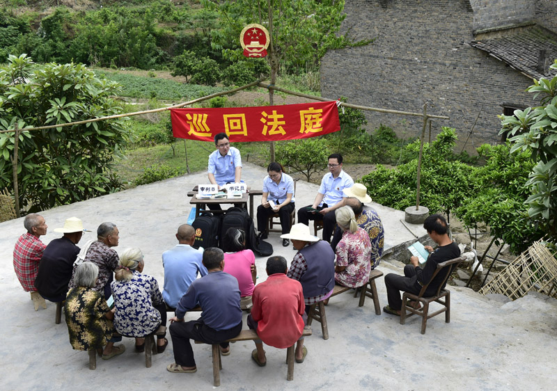 2018年4月12日，重慶市云陽(yáng)縣人民法院“水上巡回法庭”工作人員在庭審結(jié)束后向高陽(yáng)鎮(zhèn)團(tuán)堡村村民進(jìn)行普法宣傳。
