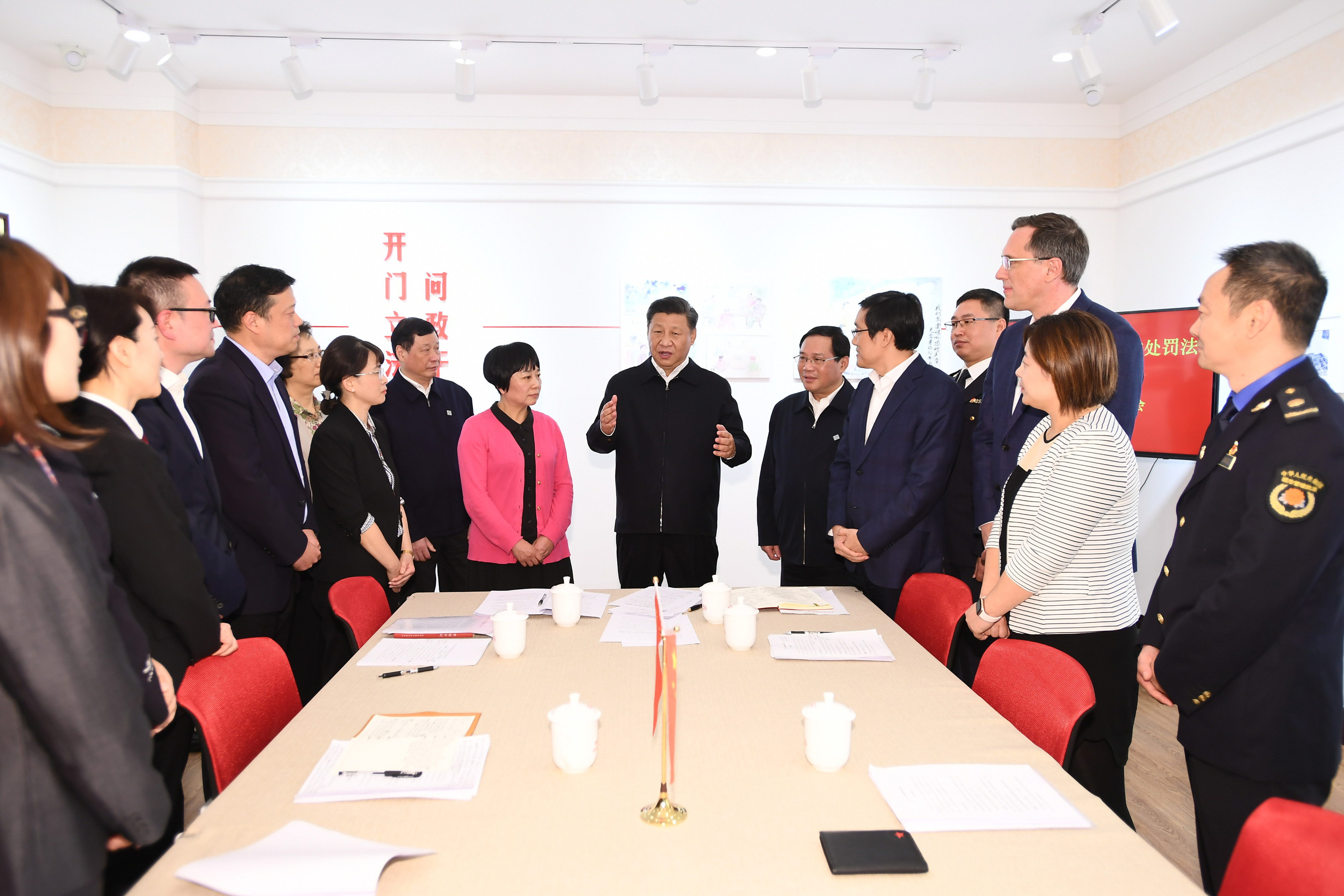 2019年11月2日，習(xí)近平總書記在上海長寧區(qū)虹橋街道古北市民中心，同正在參加立法意見征詢的社區(qū)居民代表親切交流。