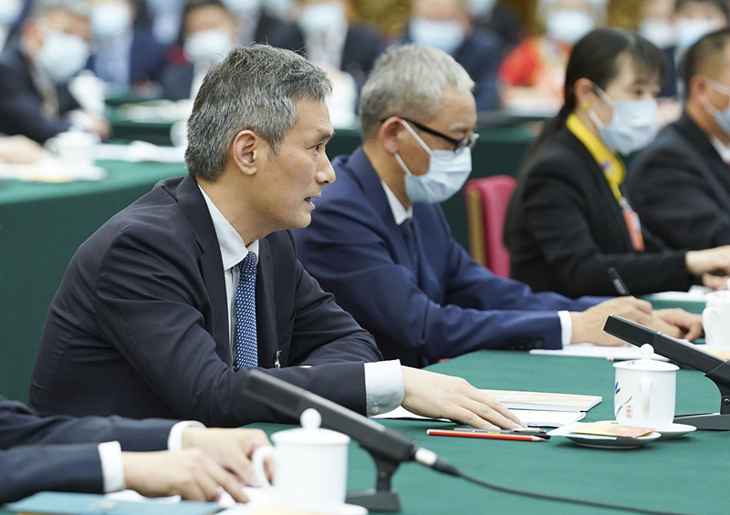 2020年5月24日，全國(guó)人大代表羅杰（左一）參加湖北代表團(tuán)的審議并發(fā)言。