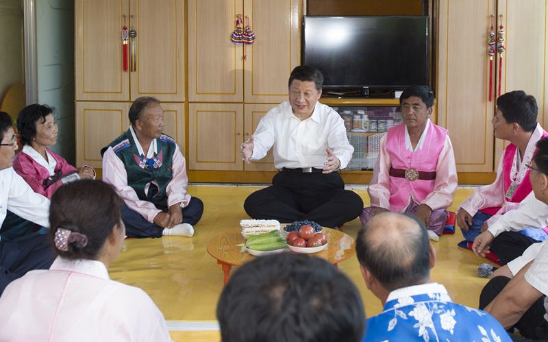 2015年7月16日，習(xí)近平在吉林省延邊朝鮮族自治州和龍市東城鎮(zhèn)光東村農(nóng)戶家中同村民們親切交談。