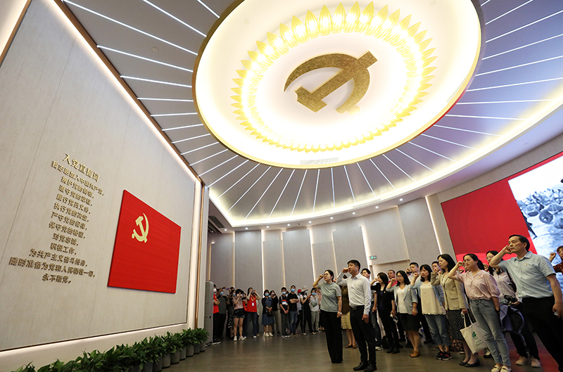2021年6月3日，黨員在上海中共一大紀(jì)念館重溫入黨誓詞。