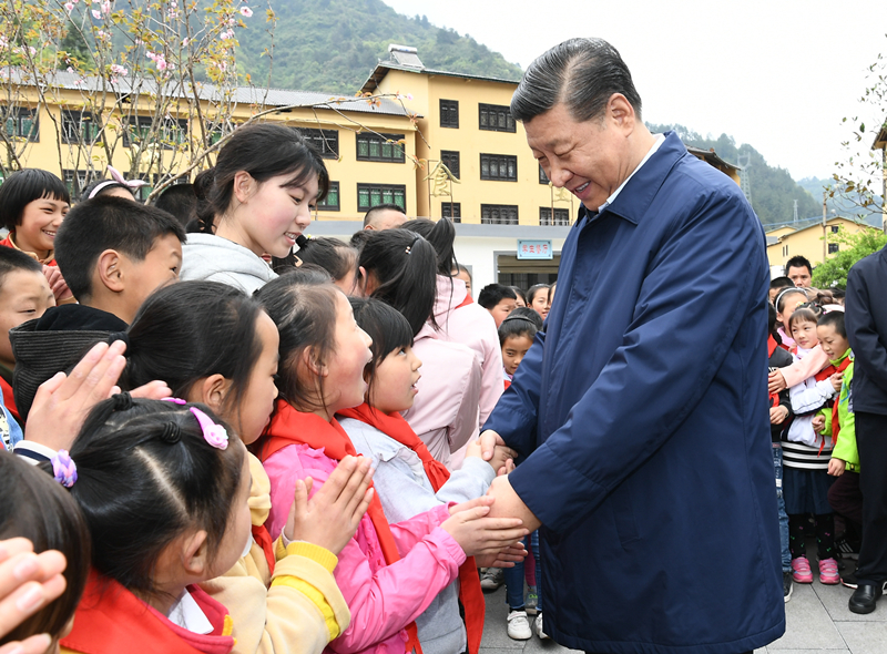 2019年4月15日，習(xí)近平在重慶市石柱土家族自治縣中益鄉(xiāng)小學(xué)同學(xué)生們親切交談，詢問他們學(xué)習(xí)和生活情況。