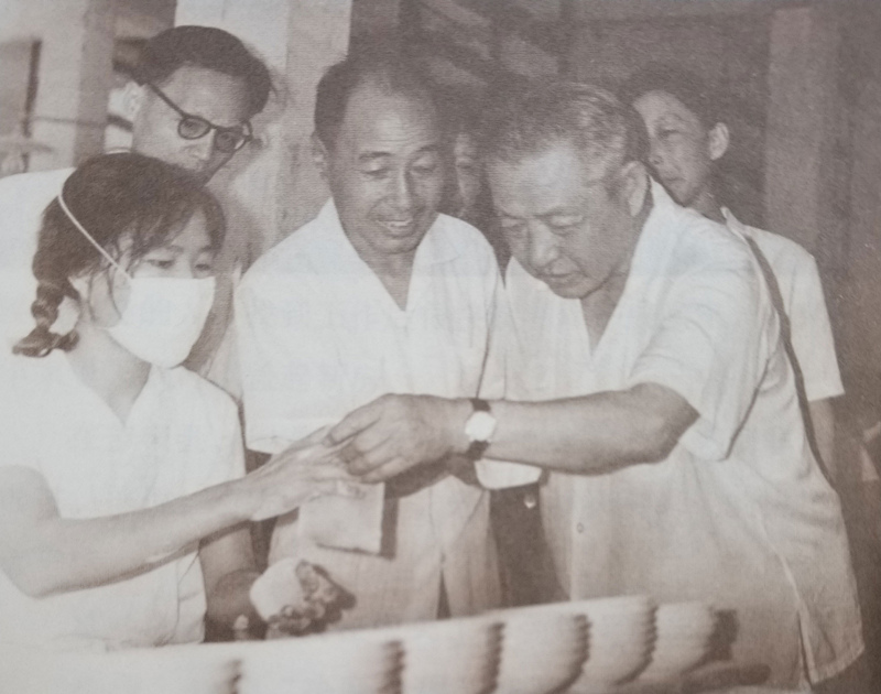 習(xí)仲勛在廣東積極探索國有企業(yè)改革的路子，支持并推廣“清遠(yuǎn)經(jīng)驗(yàn)”，擴(kuò)大企業(yè)自主權(quán)，提高企業(yè)生產(chǎn)效率。圖為習(xí)仲勛考察企業(yè)，了解企業(yè)生產(chǎn)和改革情況。
