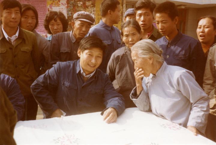 這是1983年，時(shí)任河北正定縣委書記的習(xí)近平（前排居中），臨時(shí)在大街上擺桌子聽取老百姓意見。