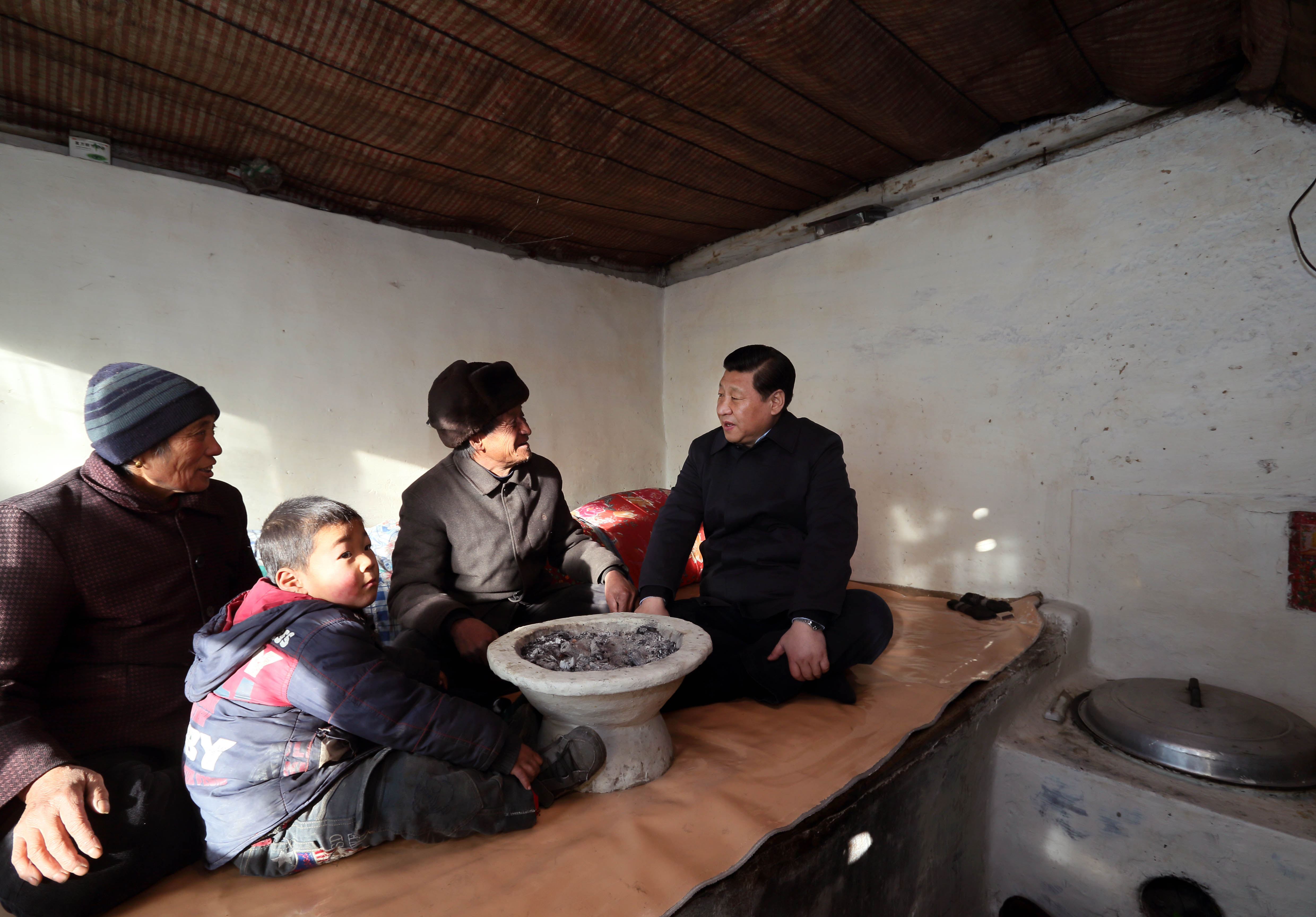 2012年12月30日，習(xí)近平在河北省阜平縣龍泉關(guān)鎮(zhèn)駱駝灣村看望慰問困難群眾。