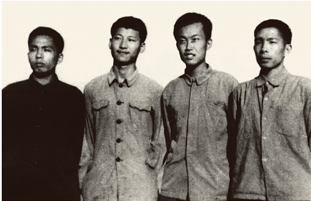 這是1973年上山下鄉(xiāng)時(shí)期，習(xí)近平（左二）在陜西延川縣。
