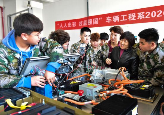 2021年4月16日，在山西工程科技職業(yè)大學，老師在指導學生進行電池檢測。新華社記者 柴婷 攝