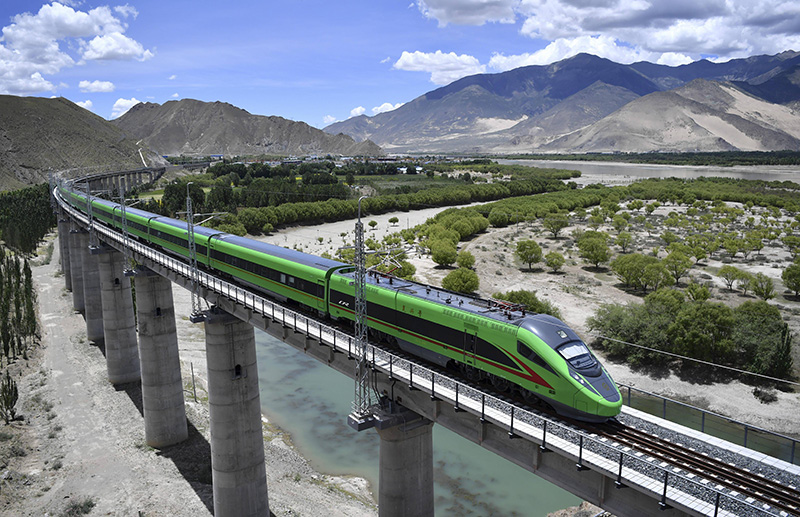 2022年6月22日，復興號列車行駛在西藏山南境內(nèi)。