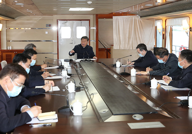 2021年5月13日，習近平總書記在河南南陽市淅川縣乘船考察丹江口水庫，聽取有關(guān)情況匯報。