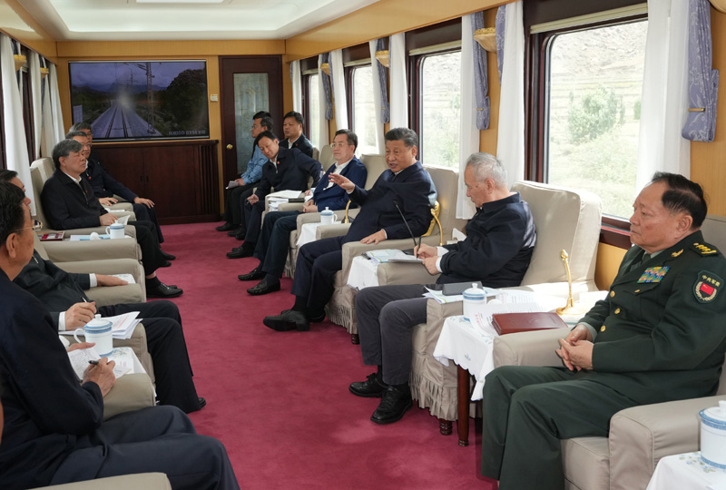 2021年7月22日，習近平總書記乘坐專列實地察看拉林鐵路沿線建設(shè)情況，深入研究有關(guān)問題。