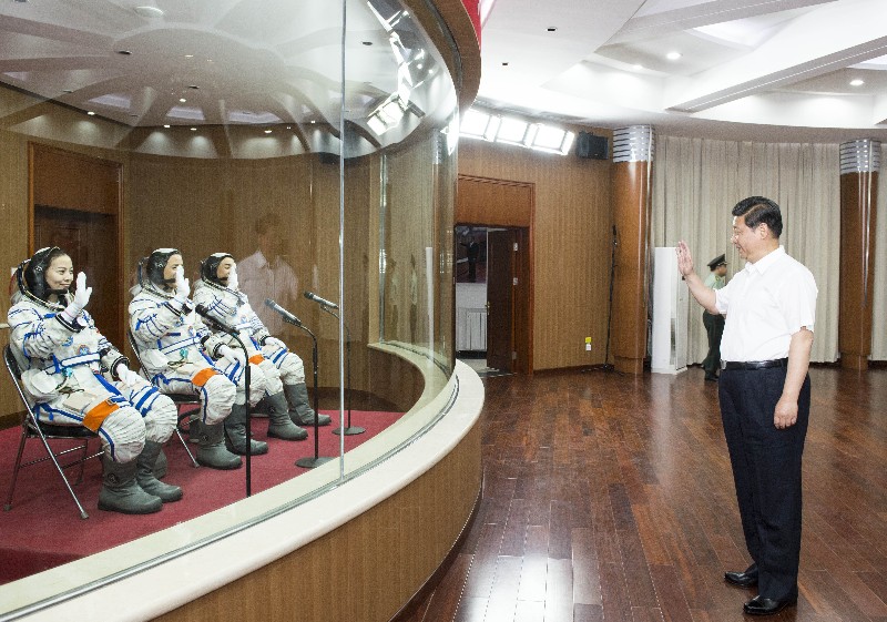 2013年6月11日，習(xí)近平總書記來到酒泉衛(wèi)星發(fā)射中心航天員公寓問天閣，為即將出征的航天員壯行。